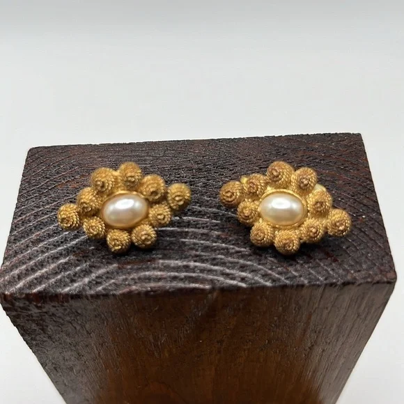 Vintage gold tone nugget necklace and 2 pairs of coordinating clip earrings - Picture 10 of 12